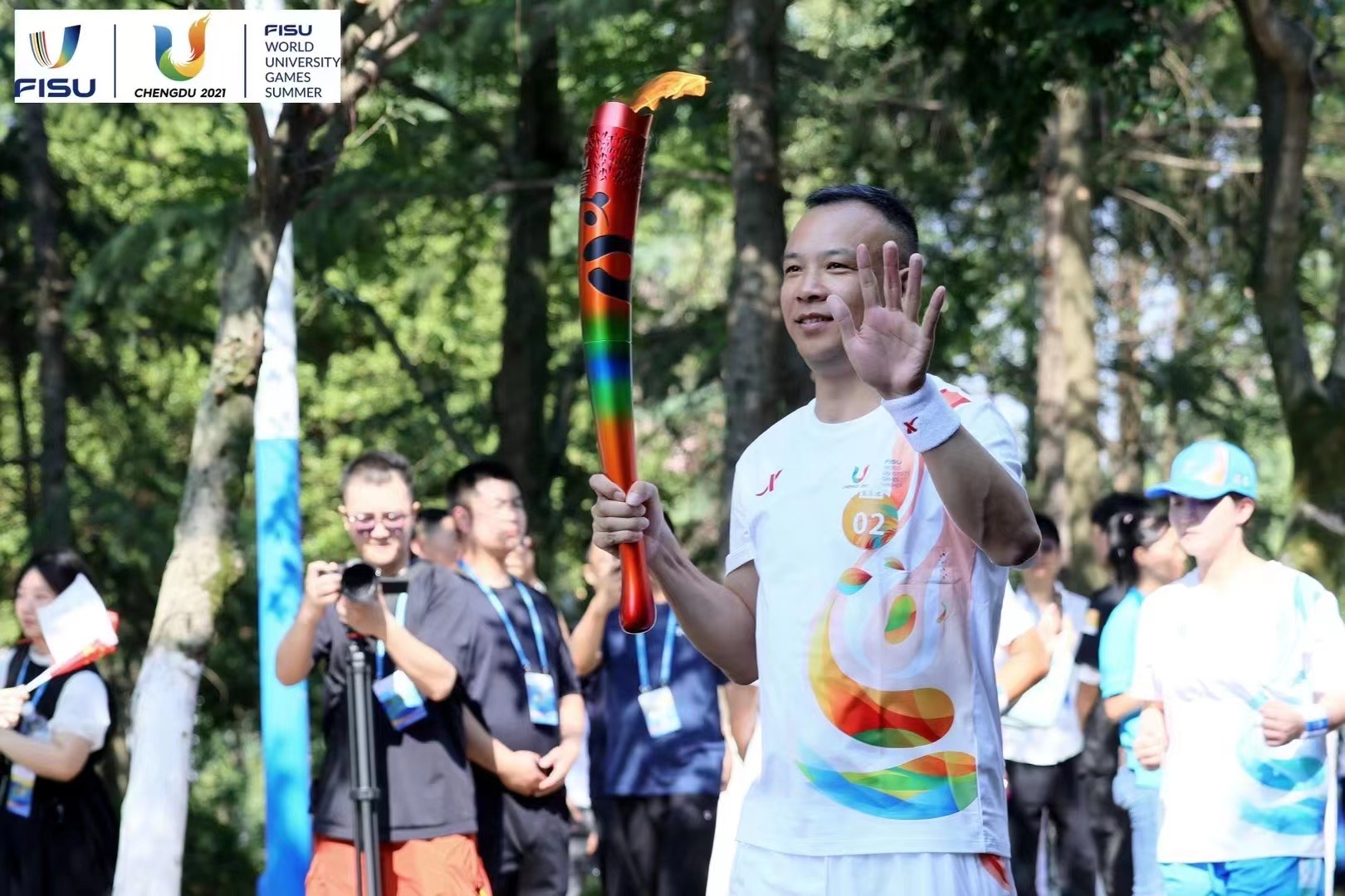 【企业新闻】喜迎大运盛会|迪康药业工会主席林泽虹参与成都大运会火炬传递